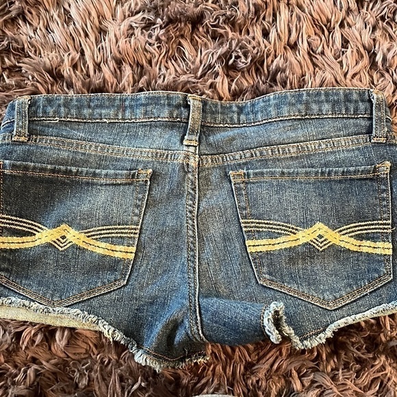 Mudd size 9 jean shorts w/ embroidered pockets.  Good condition.  Waist 31 “ - Picture 3 of 4